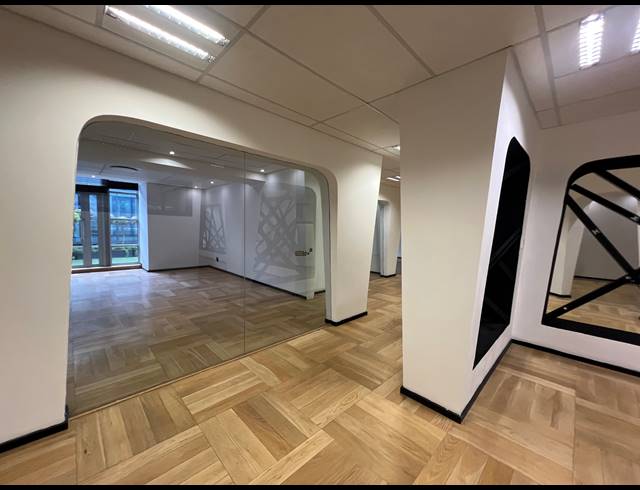 1,066M² OFFICE TO LET IN SANDHURST